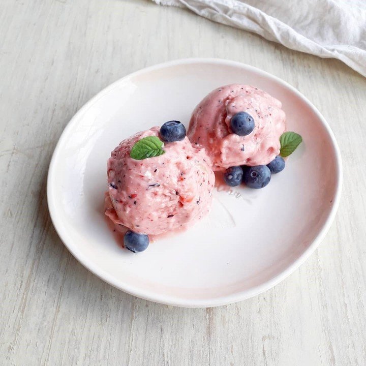 Helado de arandanos. Foto: @aldigutierrezcocina