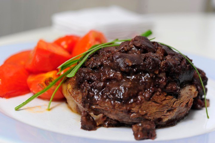 Ojo de bife con morcilla y tomates asados. Foto: Shiba