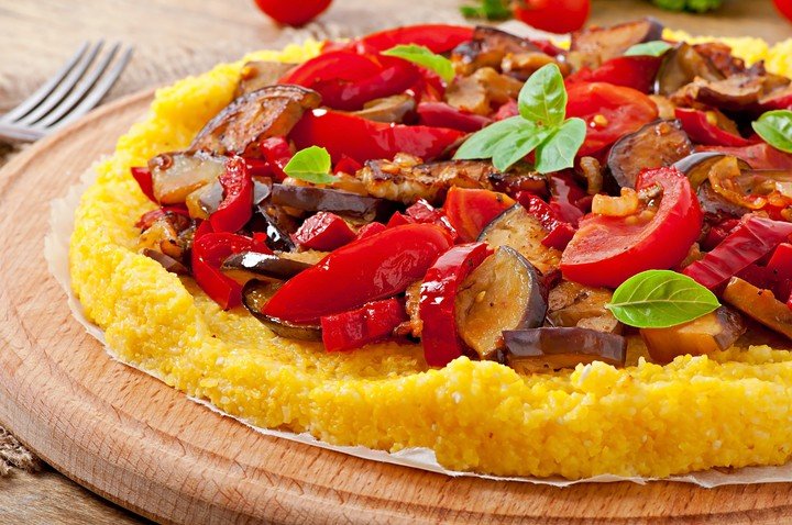 Pizza de polenta con vegetales grillados.