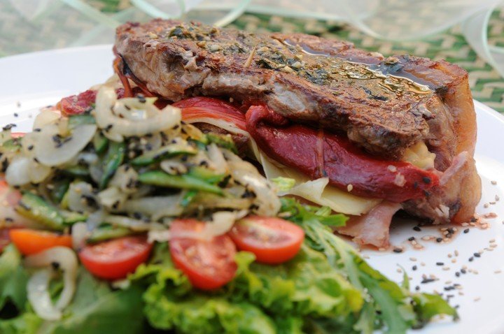 Bife de chorizo relleno. Foto: Caro Pierri.