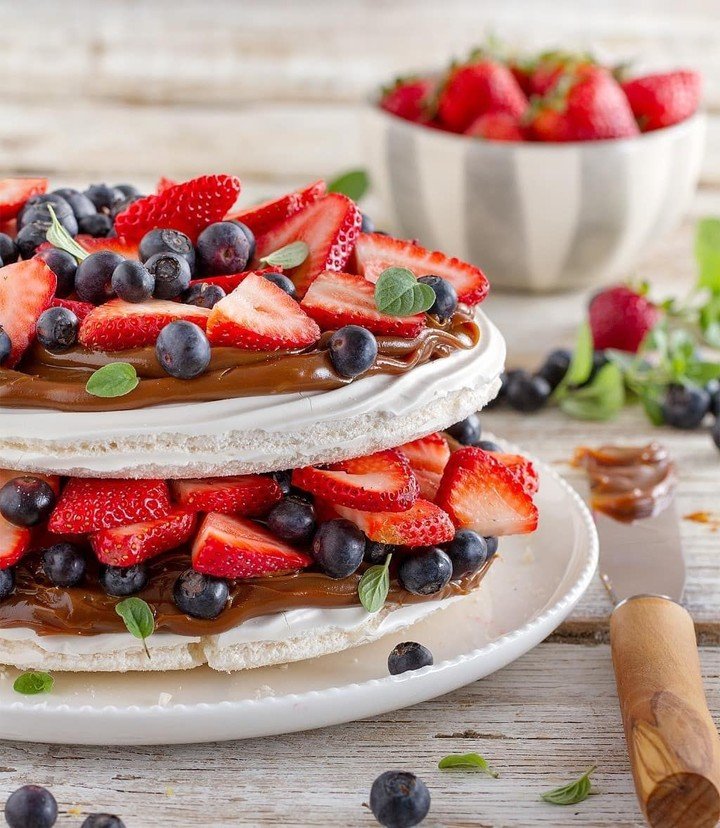 Pavlova con dulce de leche y frutos rojos. Foto @sanignacio.