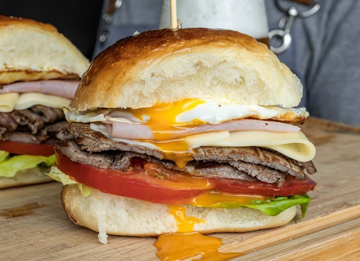 Chivito uruguayo. Foto: @nielsen.sofia.