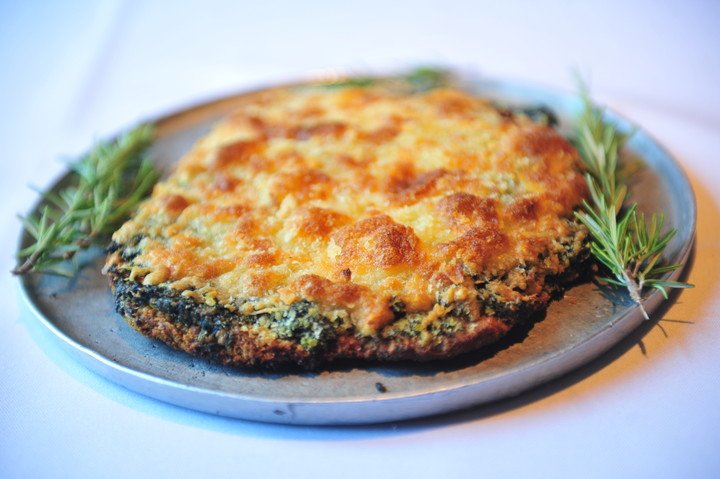 Milanesa con salsa de espinaca. Foto Lucia Merle -