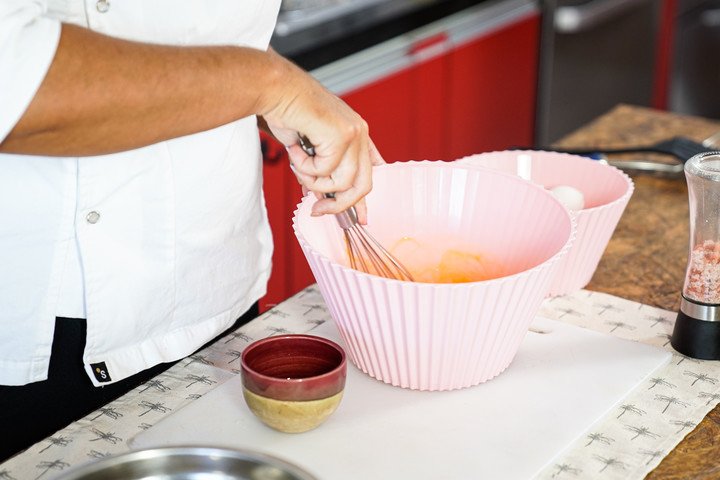 El batido del huevo es el punto inicial de la tortilla de papas. Foto: Maxi Failla.