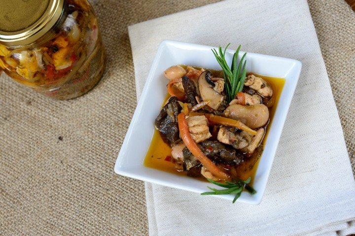 Escabeche de pollo y hongos.