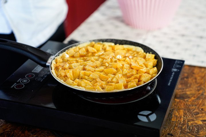 La coccion de la tortilla de papas. Foto: Maxi Failla.