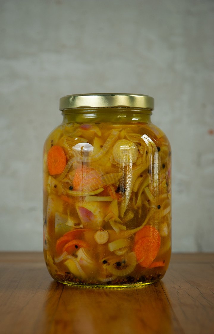 Los frascos deben estar esterilizados para conservar el escabeche por mas tiempo.