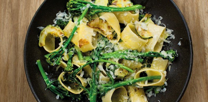 Pasta con vegetales salteados.