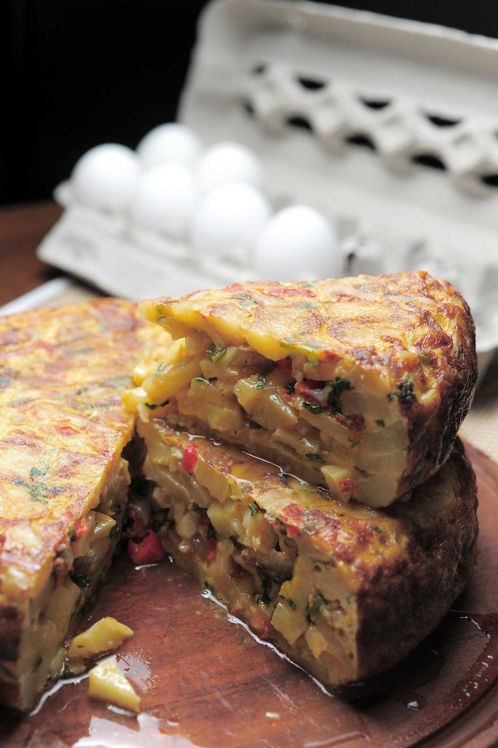 Tortilla a la española con chorizo colorado.