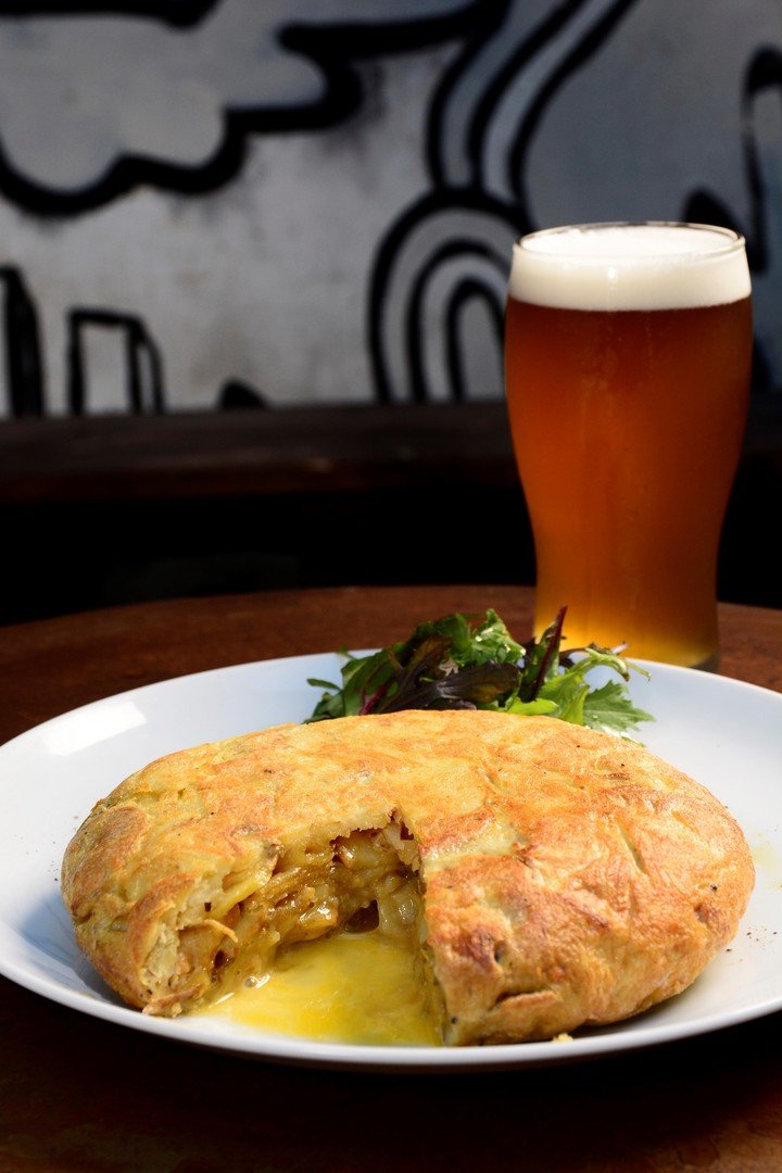 Tortilla de papa y cebolla.