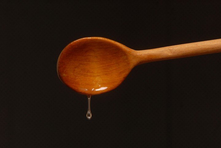 Almibar, el ingrediente fundamental para humedecer tortas. Foto: Fernando de la Orden