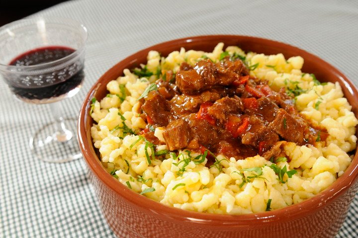 Goulash con spaetzle. Foto: Diego Waldmann