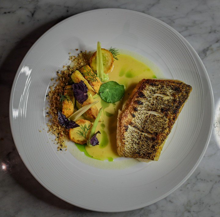 Pescado con salsa de naranja y azafran.