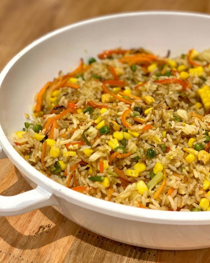 Wok de arroz con vegetales. Foto @jordanaklad.