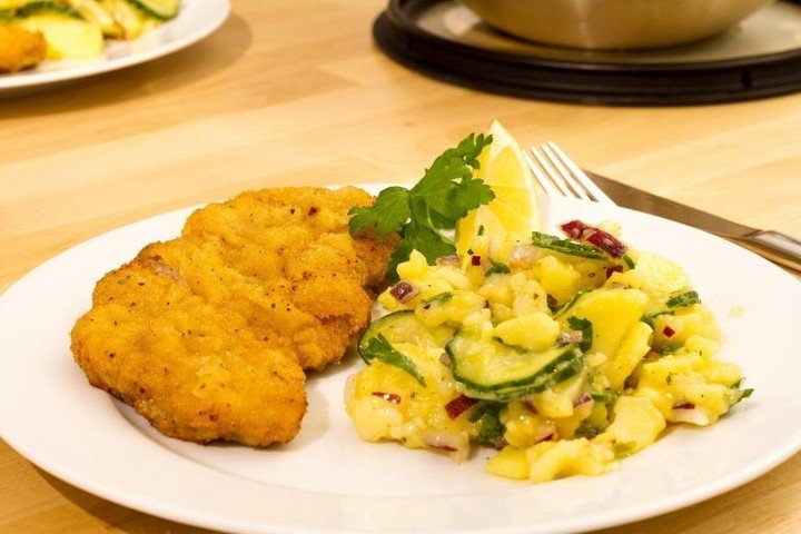 El escalope vienes o wiener schnitzel, version austriaca de la milanesa (Schitzelfest.org).