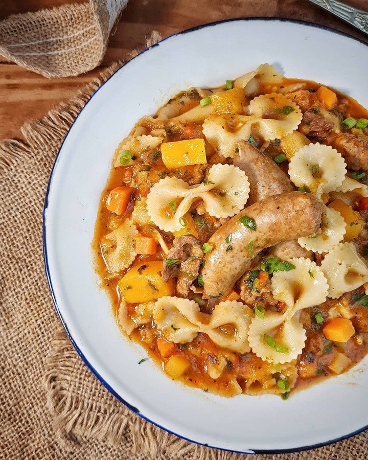 Guiso de fideos moños y salchicha parrillera. Foto @recetasdepato
