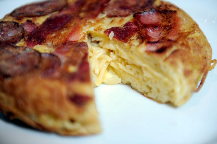 Tortilla de fideos y panceta. Foto Lucia Merle